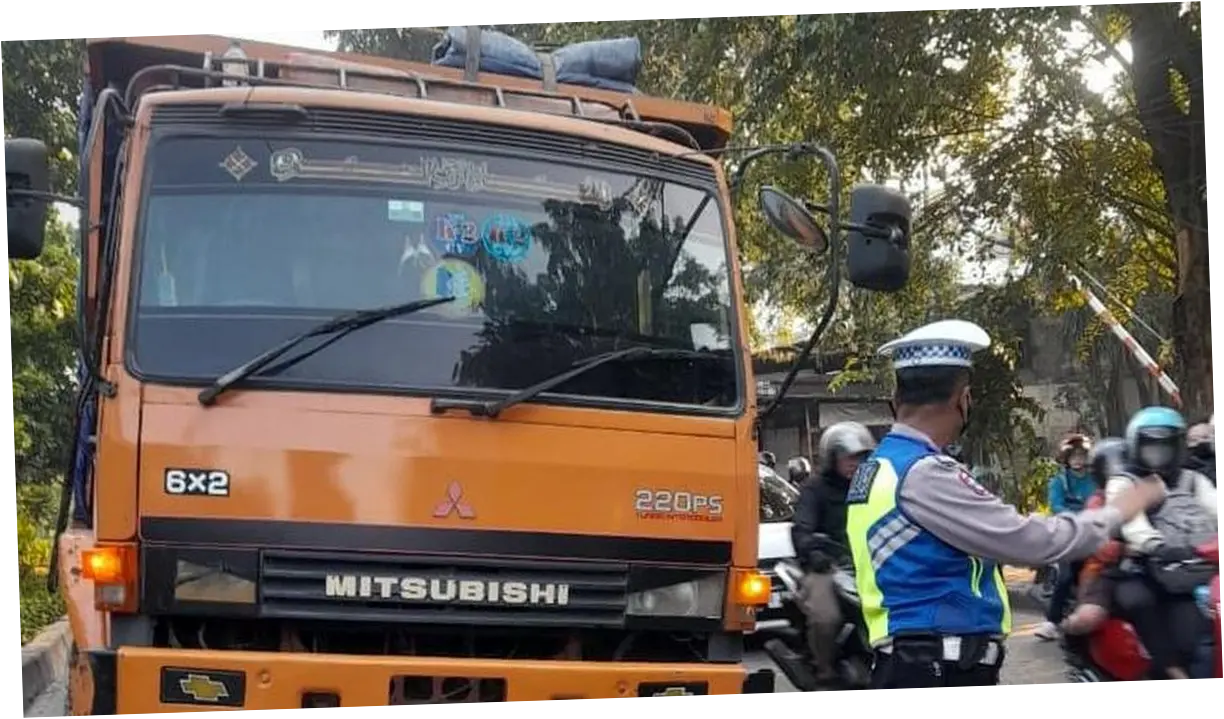 Truk Gangguan di Cengkareng Jakbar, Lalin Macet