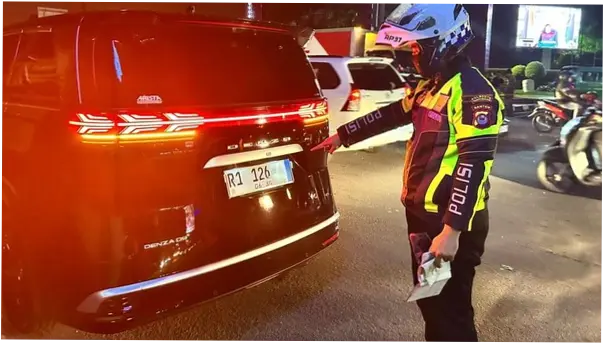 Viral Mobil Mewah Berpelat 'RI' di Tangerang Berujung Ditilang Polisi
