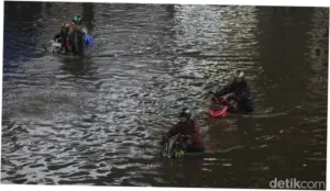 Wamen PU Soroti Drainase Tersumbat Sampah Picu Banjir di Blok M