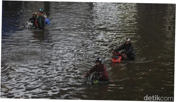 Wamen PU Soroti Drainase Tersumbat Sampah Picu Banjir di Blok M