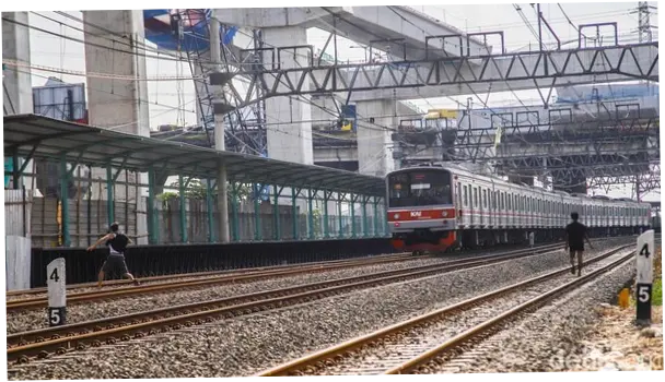 Warga Senang JIS Bakal Punya Stasiun KRL: Jadi Banyak Opsi Transportasi