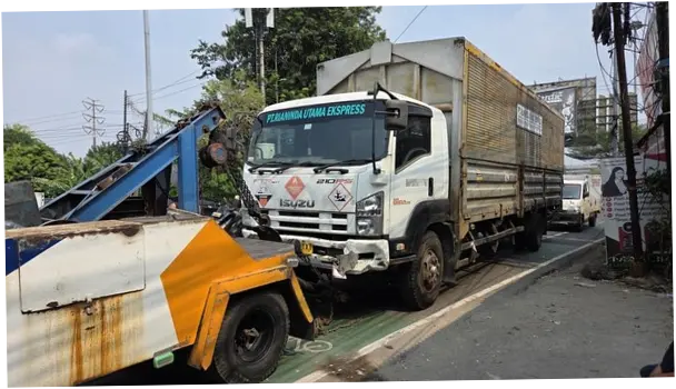 6 Fakta Ngeri Truk Seruduk Motor hingga Jatuh Korban Jiwa di Bekasi