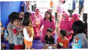 Bhayangkari Beri Bantuan dan Trauma Healing Korban Kebakaran Kemayoran