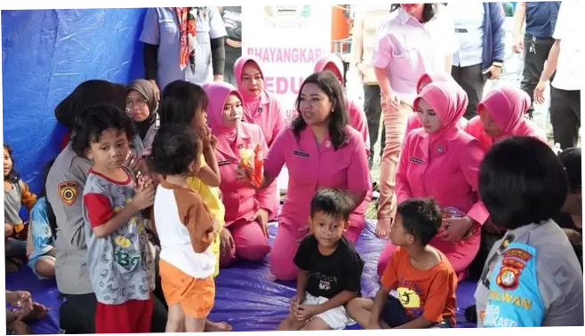 Bhayangkari Beri Bantuan dan Trauma Healing Korban Kebakaran Kemayoran