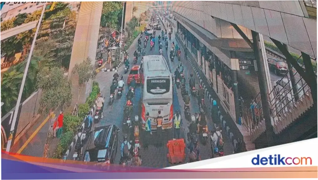 Bus Gangguan di Jalan Gatot Subroto arah Semanggi Senin Pagi, Lalin Macet
