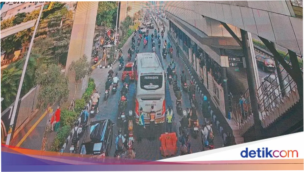 Bus Gangguan di Jalan Gatot Subroto arah Semanggi Senin Pagi, Lalin Macet
