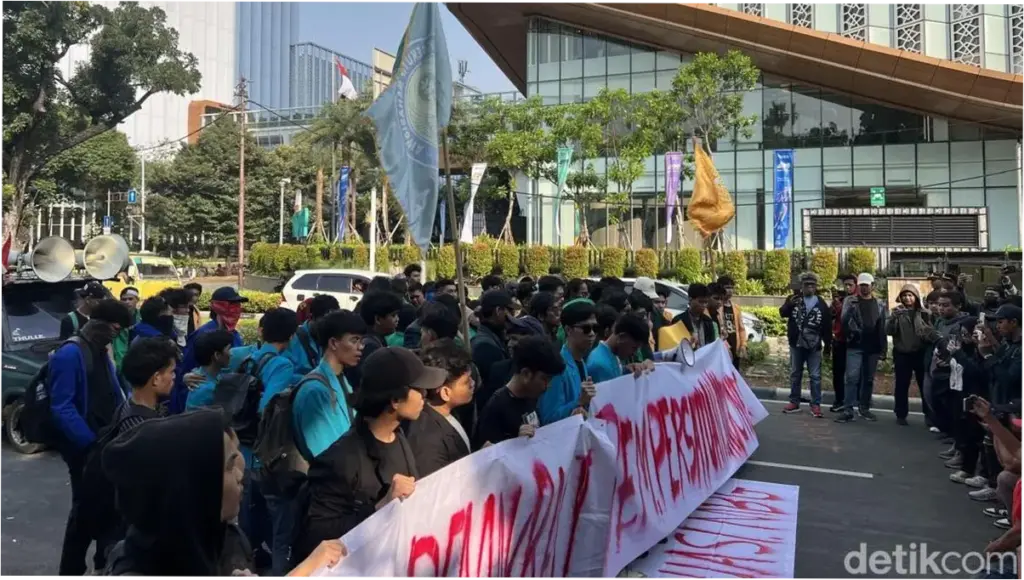 Demo Mahasiswa di Patung Kuda Selesai, Jl Medan Merdeka Selatan Dibuka Lagi