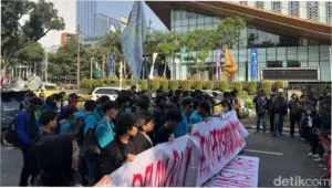 Demo Mahasiswa di Patung Kuda Selesai, Jl Medan Merdeka Selatan Dibuka Lagi
