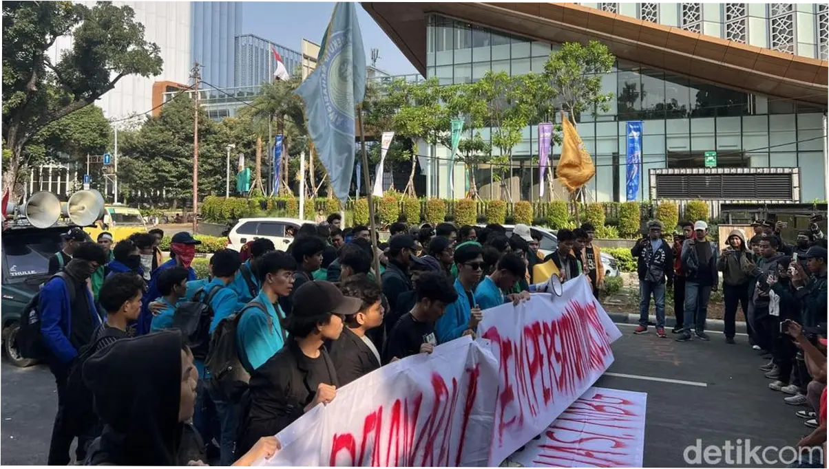 Demo Mahasiswa di Patung Kuda Selesai, Jl Medan Merdeka Selatan Dibuka Lagi
