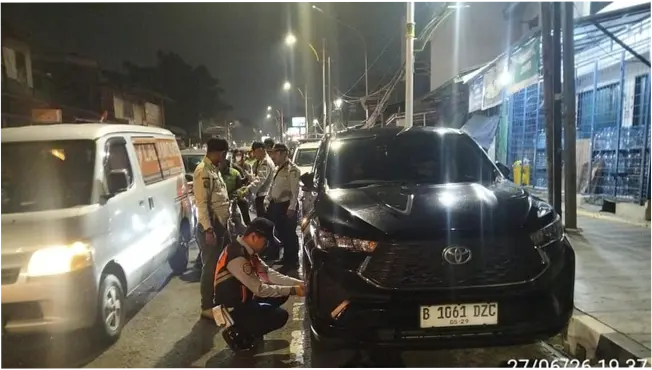 Dishub Cabut Pentil Mobil-mobil Parkir Liar di Jl Minangkabau Jaksel