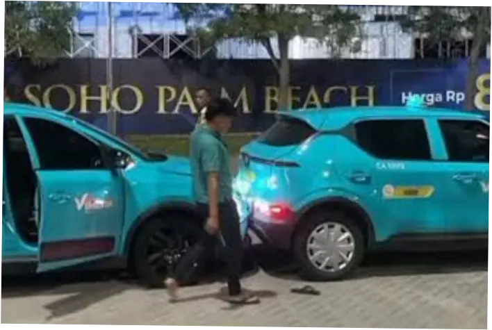 Insiden Taksi di PIK: Kejar-Kejaran dan Tabrakan karena Serobot Antrean