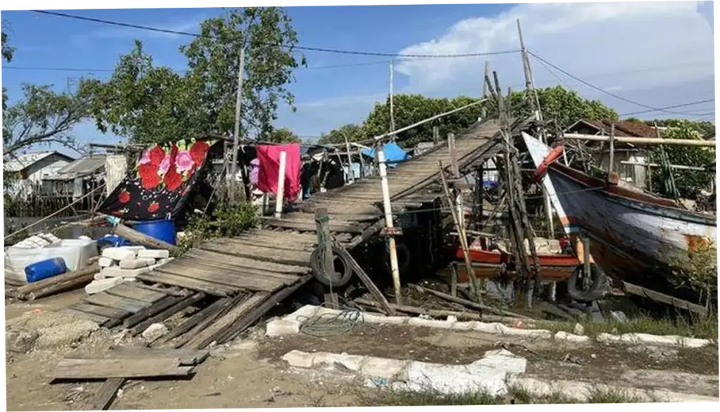Jembatan Muara Gembong Banyak Tambalan dan Hampir Roboh, Mari Kita Bantu
