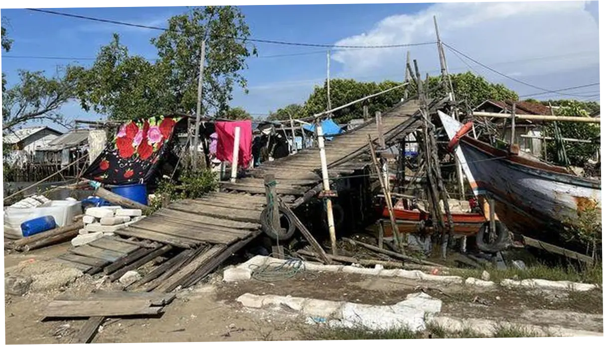 Jembatan Muara Gembong Banyak Tambalan dan Hampir Roboh, Mari Kita Bantu