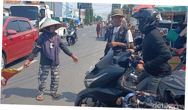 Jukir Wanita di Brebes Bagi 4 Hadiah Rp 100 Ribu Gagalkan Maling Rp 3,6 M