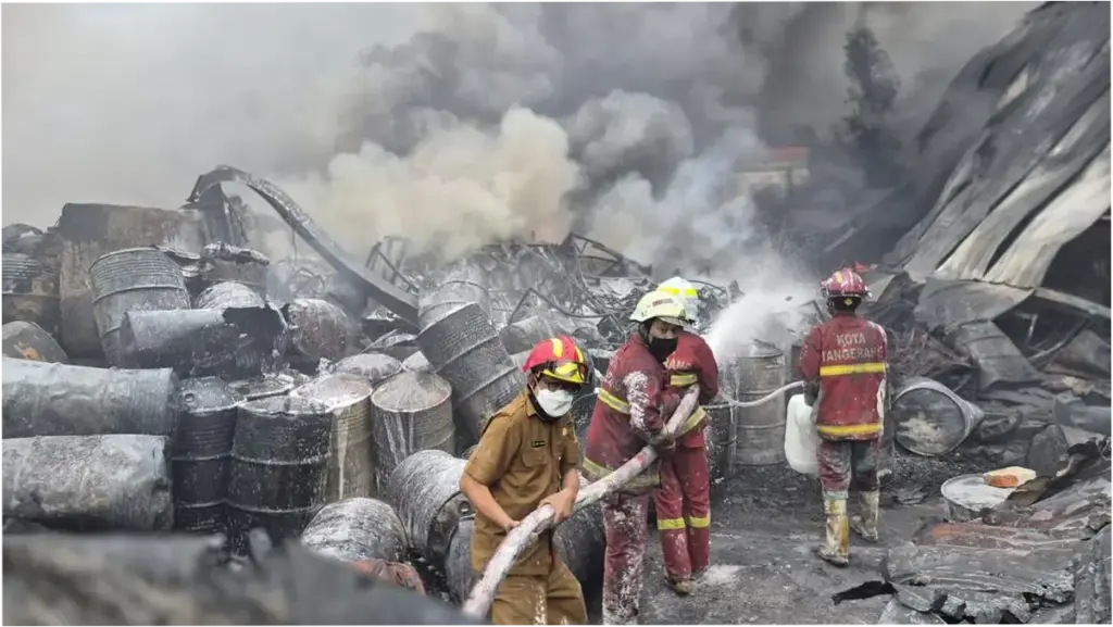 Kebakaran Pabrik Sandal di Tangerang Akhirnya Padam Setelah Hampir 21 Jam