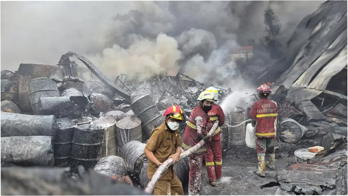 Kebakaran Pabrik Sandal di Tangerang Akhirnya Padam Setelah Hampir 21 Jam