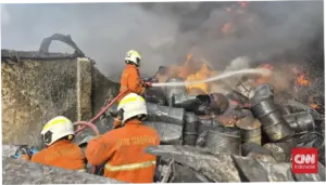 Kebakaran Pabrik Sandal di Tangerang Belum Padam, Damkar Berjuang
