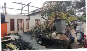 Kebakaran Rumah, Lansia Tertimpa Reruntuhan Plafon