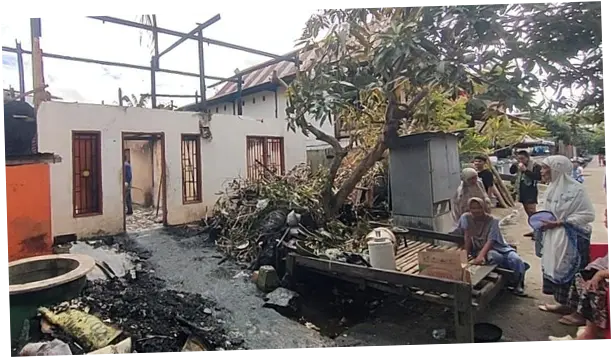 Kebakaran Rumah, Lansia Tertimpa Reruntuhan Plafon
