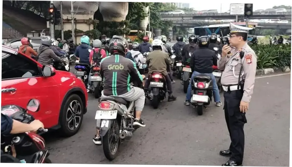 Kemacetan Parah di Jalan MT Haryono Akibat Bus Transjakarta Tabrak Separator Busway