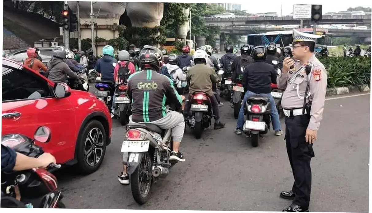 Kemacetan Parah di Jalan MT Haryono Akibat Bus Transjakarta Tabrak Separator Busway