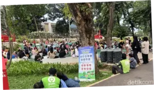 Libur Sekolah, Driver Ojol Bawa Anak Main ke Taman Bendera Pusaka