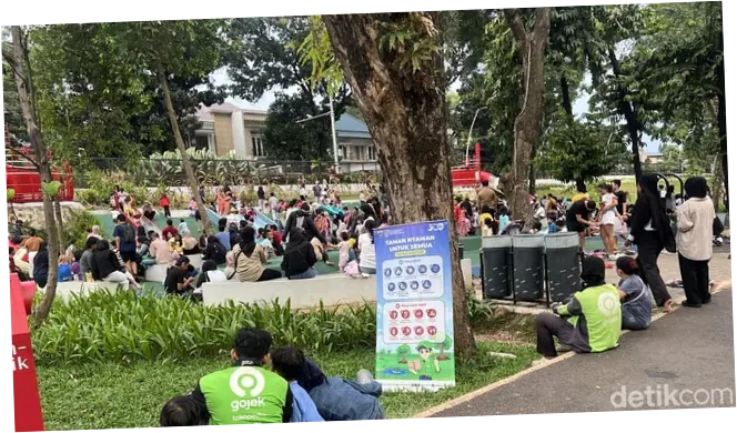 Libur Sekolah, Driver Ojol Bawa Anak Main ke Taman Bendera Pusaka