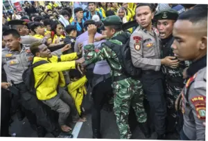 Mahasiswa Bubarkan Diri, Namun Massa Masih Bertahan di Kawasan Tosari Dekat Bundaran HI