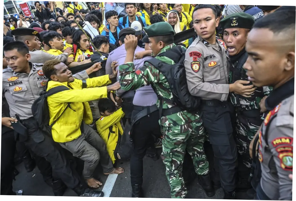 Mahasiswa Bubarkan Diri, Namun Massa Masih Bertahan di Kawasan Tosari Dekat Bundaran HI