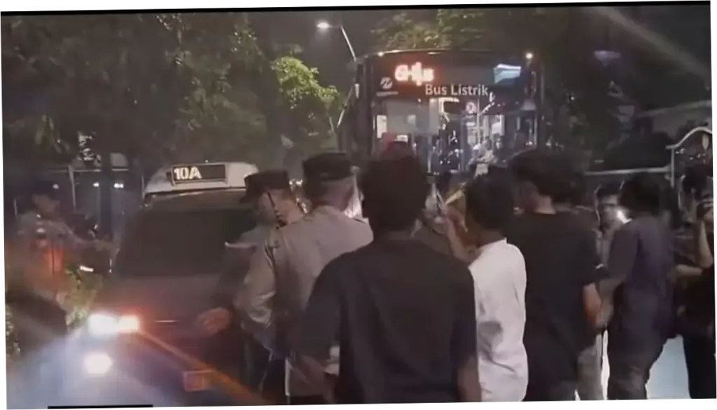 Massa Gelar Demo di Cikini Malam-malam Tolak Kenaikan BBM