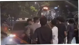 Massa Gelar Demo di Cikini Malam-malam Tolak Kenaikan BBM