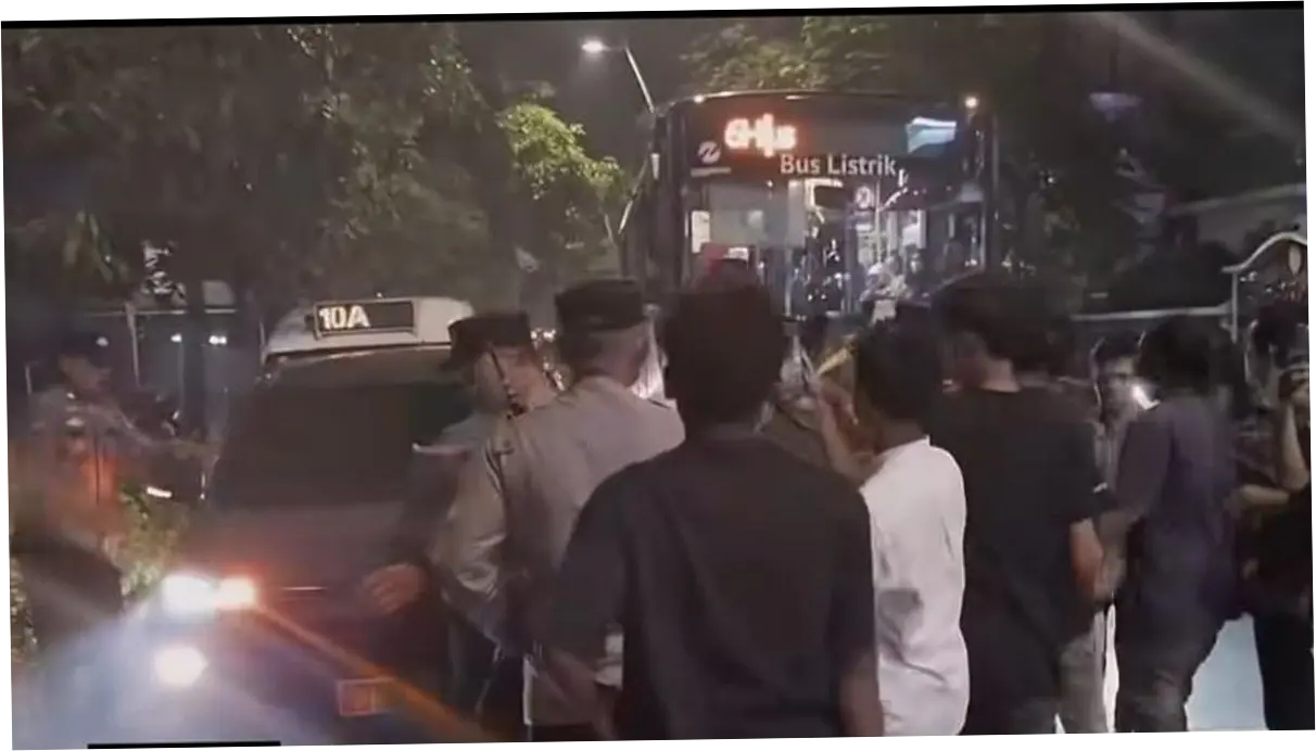 Massa Gelar Demo di Cikini Malam-malam Tolak Kenaikan BBM
