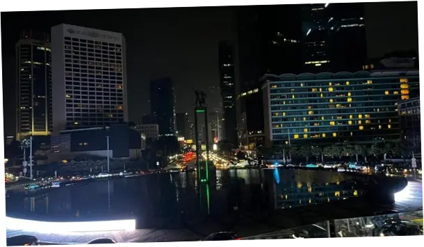 Melihat Bundaran HI Gelap Sejenak Malam Ini
