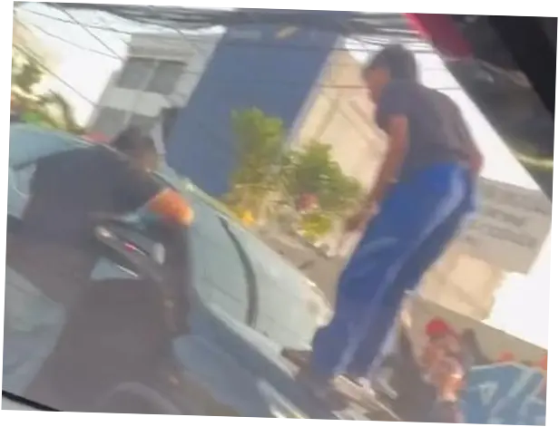 Mobil Fortuner Dikepung Warga di Tanah Abang, Kaca Dipukul Batu