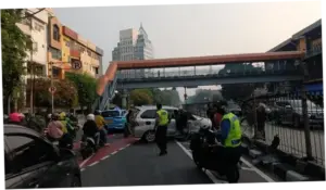 Mobil Hantam Pagar Pembatas Jalan di Pasar Senen Arah Gunung Sahari Jakpus