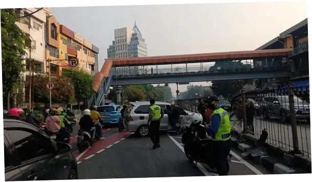 Mobil Hantam Pagar Pembatas Jalan di Pasar Senen Arah Gunung Sahari Jakpus