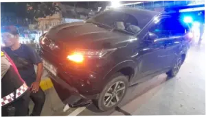 Mobil Tabrak Separator Jalur Transjakarta di Depan Terminal Pasar Senen