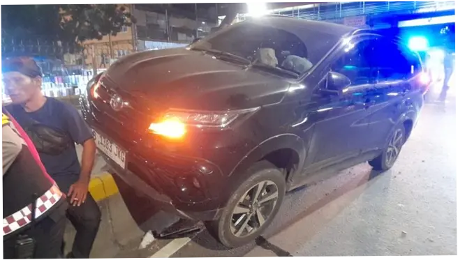Mobil Tabrak Separator Jalur Transjakarta di Depan Terminal Pasar Senen