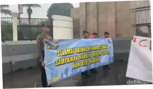Momen Polisi Kawal Demonstrasi di Gedung DPR di Tengah Hujan