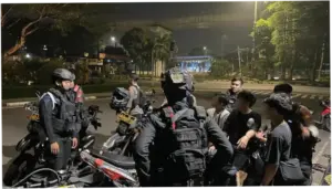 Patroli Brimob Polda Metro Jaya Gagalikan Tawuran, 6 Orang Ditangkap dan Celurit Disita