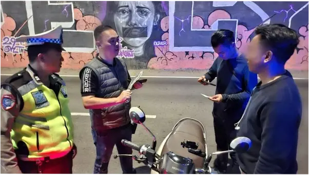 Patroli Dini Hari, Polisi Amankan Pria Bawa Badik di Palmerah Jakbar