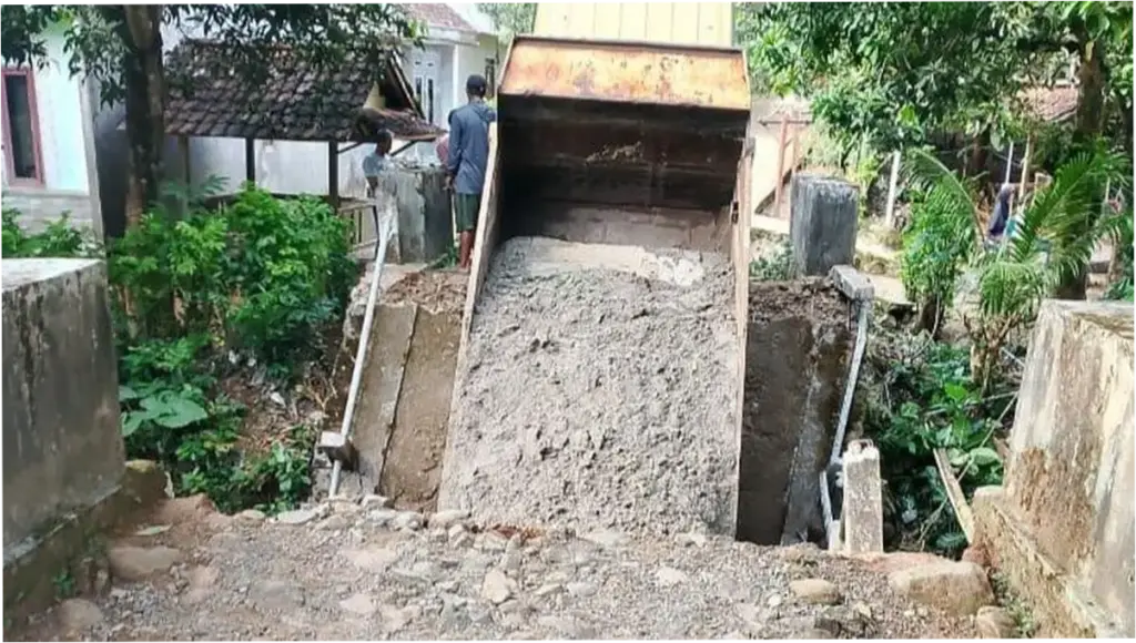 Pemkab Tinjau Jembatan Antardesa Ambruk di Sumur Pandeglang