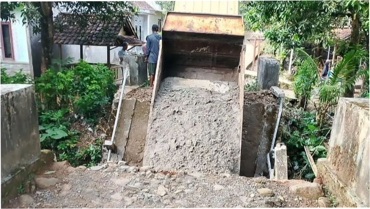 Pemkab Tinjau Jembatan Antardesa Ambruk di Sumur Pandeglang