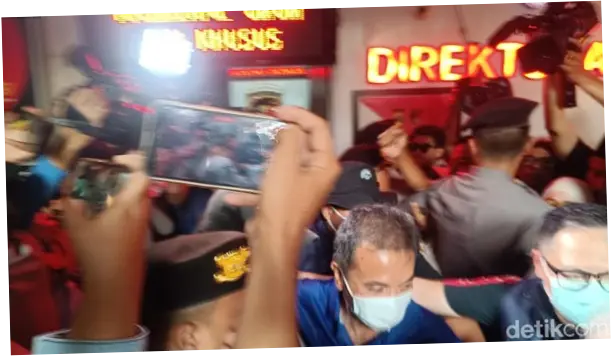 Penampakan Roy Suryo dan dr Tifa di Polda Metro Usai Ditangkap