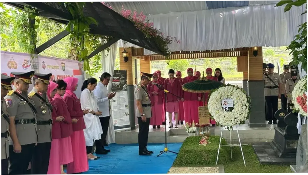 Polri Ziarah ke Makam Hoegeng Jelang Hari Bhayangkara Ke-80