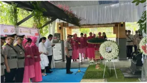 Polri Ziarah ke Makam Hoegeng Jelang Hari Bhayangkara Ke-80
