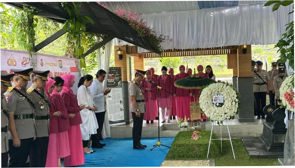Polri Ziarah ke Makam Hoegeng Jelang Hari Bhayangkara Ke-80