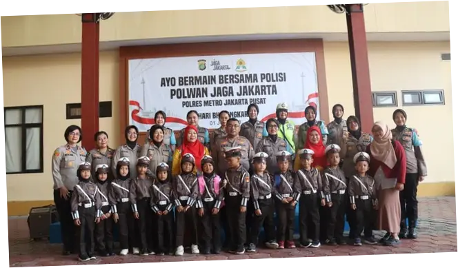 Polwan Jakpus Main Bareng Polisi Cilik, Edukasi Anak Kenali Polisi Sejak Dini