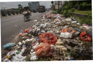 Sampah Numpuk di Pinggir Jalan Serang, Warga Khawatir Bikin Penyakit