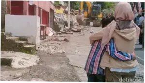Satpol PP Bongkar Ratusan Kios Ilegal di Jalur Puncak Cianjur